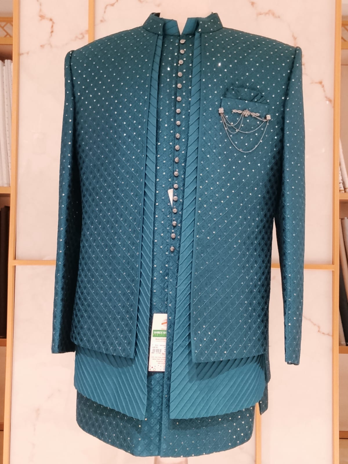 Traditional Indowestren Sherwani.